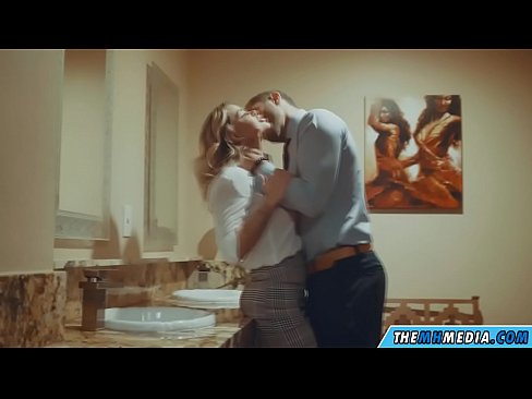 ❤️ Kana blonde ine busty inokukwezvera muchimbuzi cheveruzhinji ️ ️❤